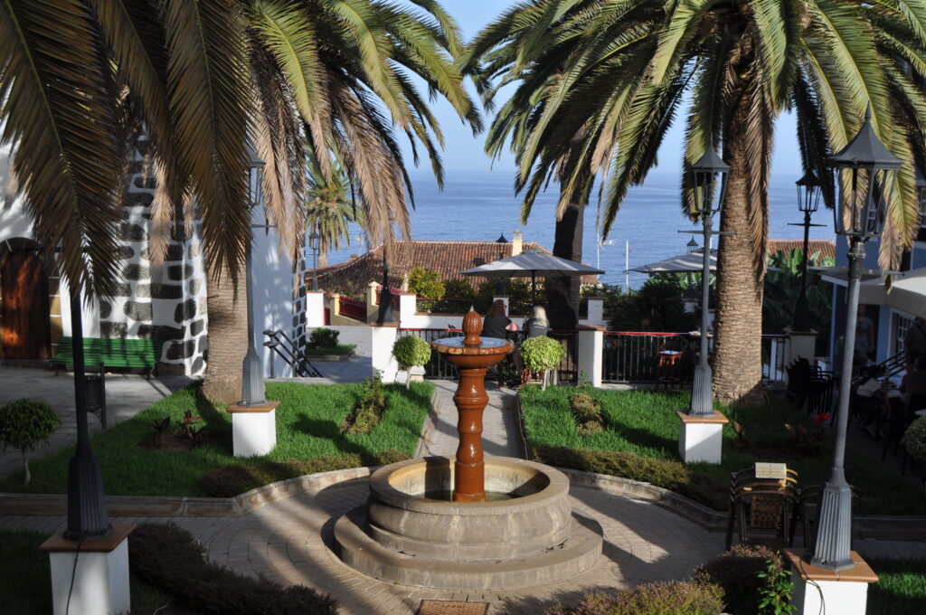 Vu d'une place typique à La Palma avec une fontaine et vu sur la mer