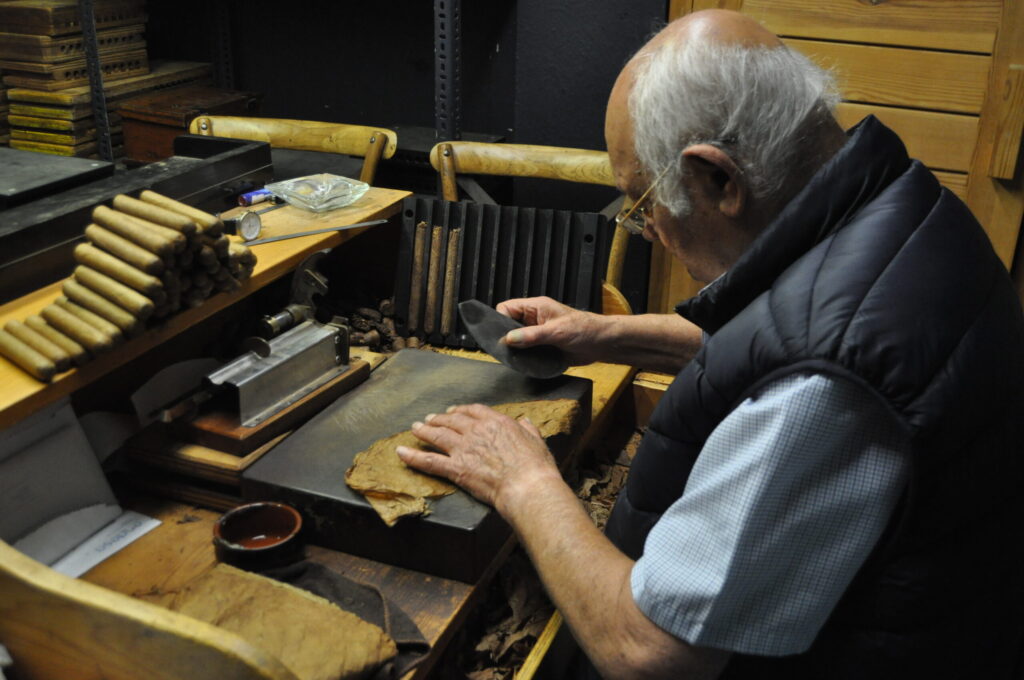 Monsieur Julio en train de fabriquer de cigares