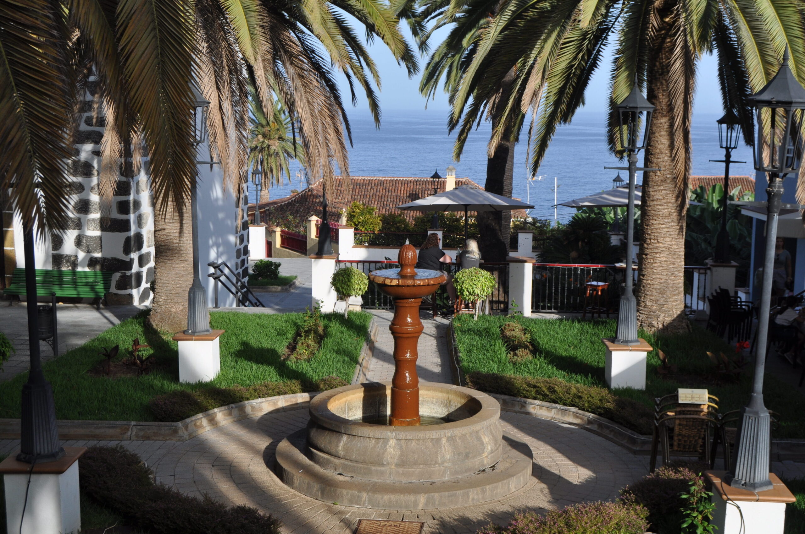 Vu d'une place typique à La Palma avec une fontaine et vu sur la mer
