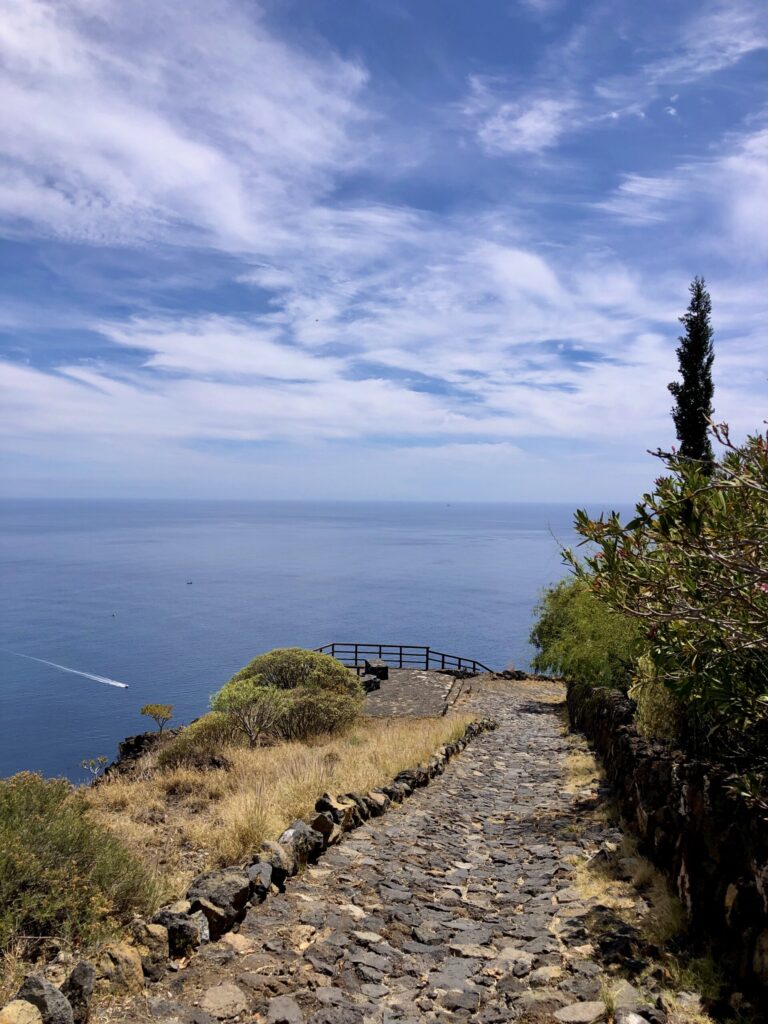 Sentier à La Palma, vue sur la mer.