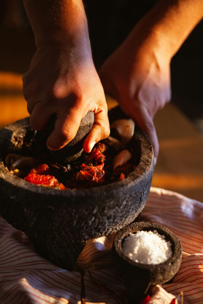 Sauce mojo, producir typique des Canaries, en préparation